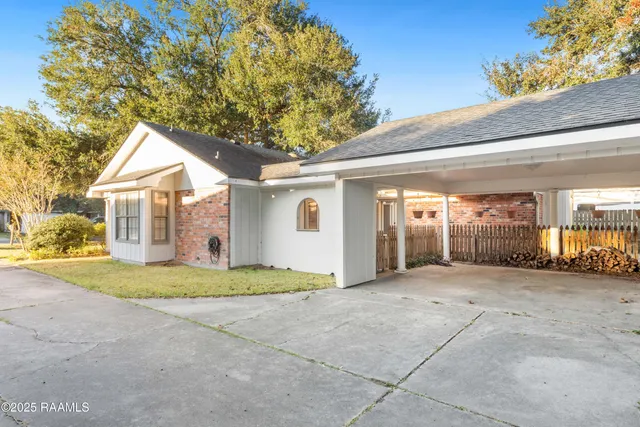 $1,700 | 115 Meadow Glen Drive, Youngsville, LA 70592