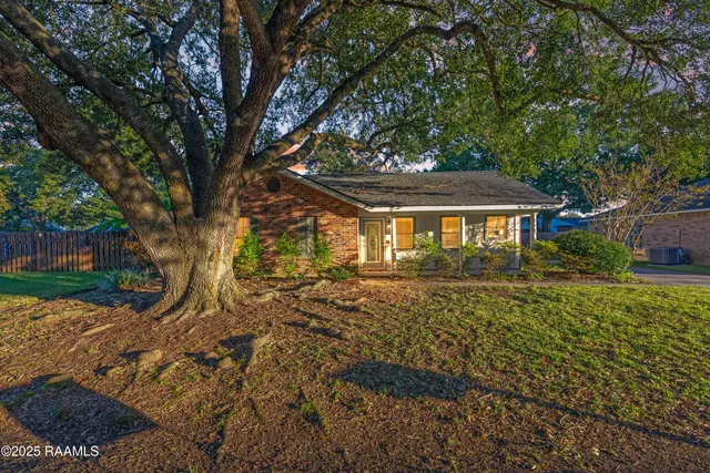 $1,700 | 115 Meadow Glen Drive, Youngsville, LA 70592