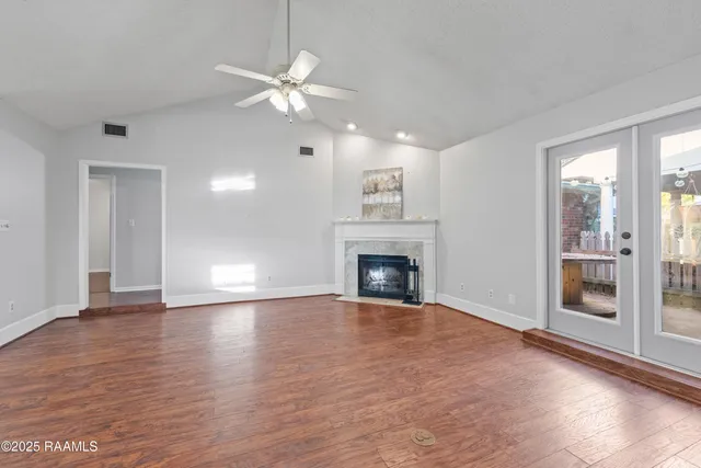 $1,700 | 115 Meadow Glen Drive, Youngsville, LA 70592