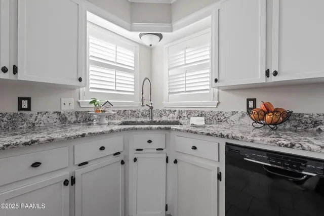 $1,700 | 115 Meadow Glen Drive, Youngsville, LA 70592