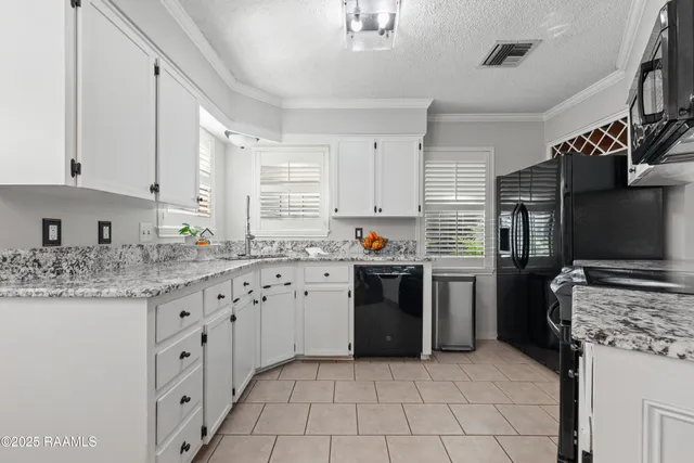 $1,700 | 115 Meadow Glen Drive, Youngsville, LA 70592