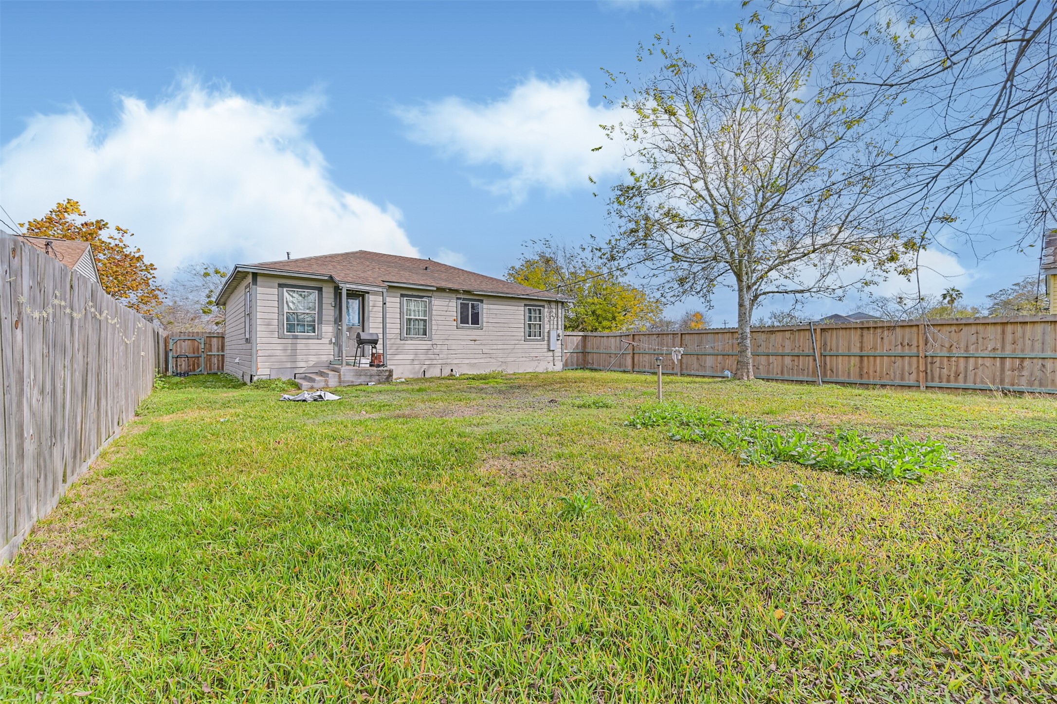 707 West 5th Street Freeport, TX 77541 - Photo 16 of 18 a house view with garden space