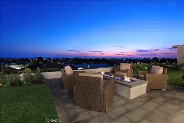 a view of a house with backyard and porch