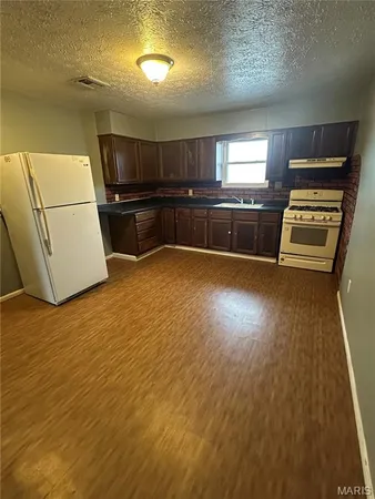 $900 | 520 North Wood River Avenue, Unit 3, Wood River, IL 62095