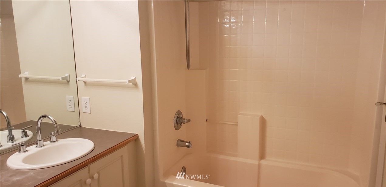 425 Talbot Road South, Unit 425D Renton, WA 98057 - Photo 11 of 16