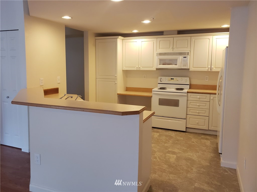425 Talbot Road South, Unit 425D Renton, WA 98057 - Photo 5 of 16