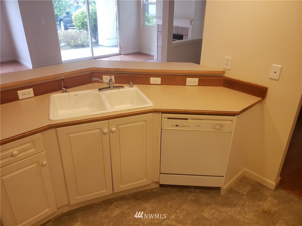 425 Talbot Road South, Unit 425D Renton, WA 98057 - Photo 6 of 16