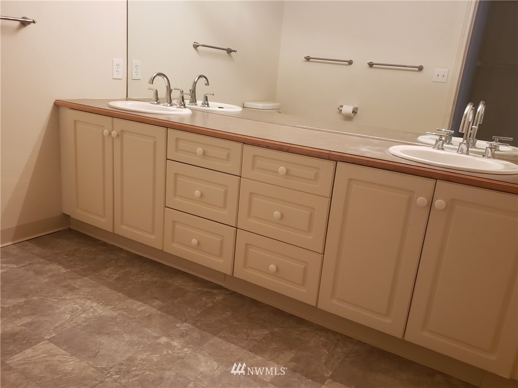 425 Talbot Road South, Unit 425D Renton, WA 98057 - Photo 10 of 16