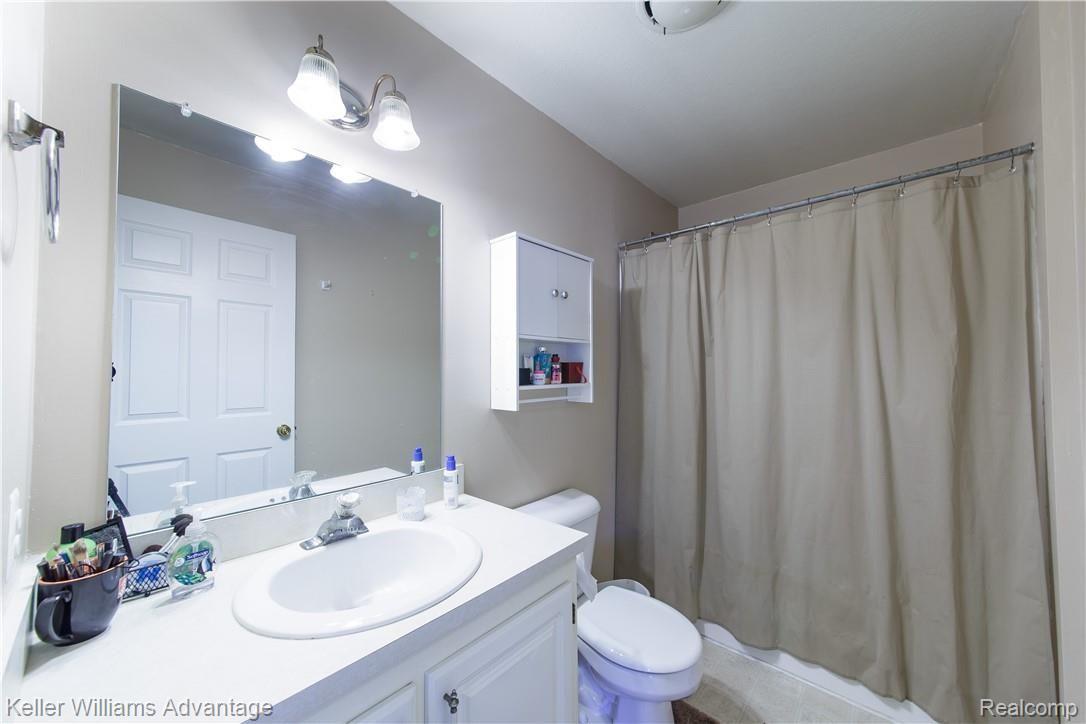 4180 East Commerce Road Commerce Township, MI 48382 - Photo 29 of 37 Commerce_4180_Bathroom01_01.jpg