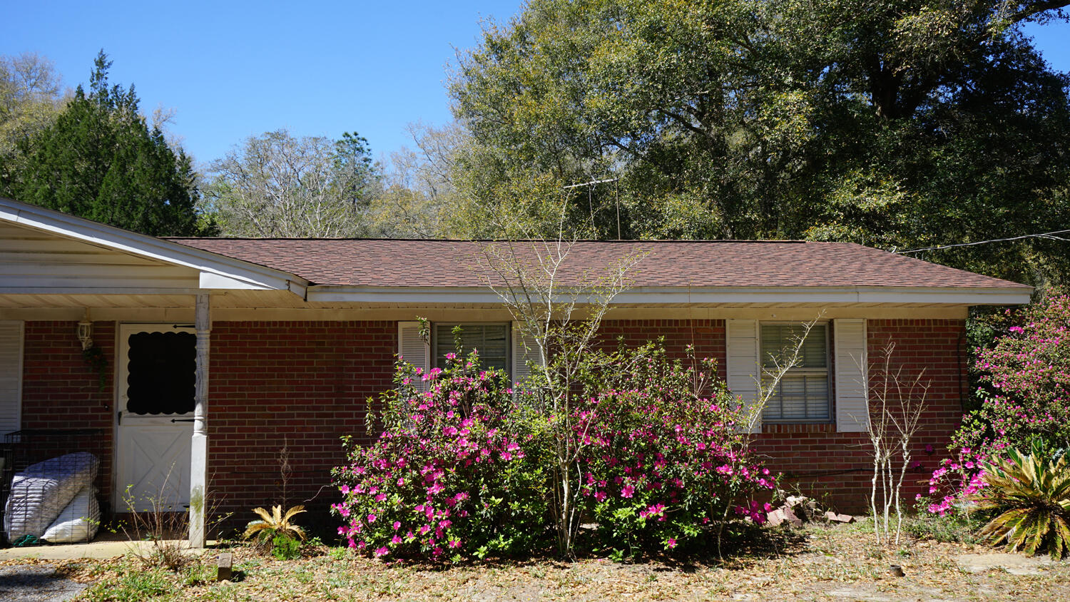 4217 Audiss Road Milton, FL 32583 - Photo 6 of 27 a view of a house with a flower garden