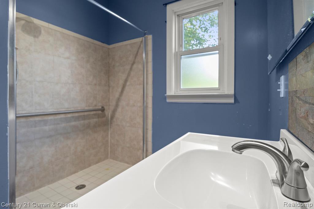 15326 East 9 Mile Road Eastpointe, MI 48021 - Photo 6 of 34