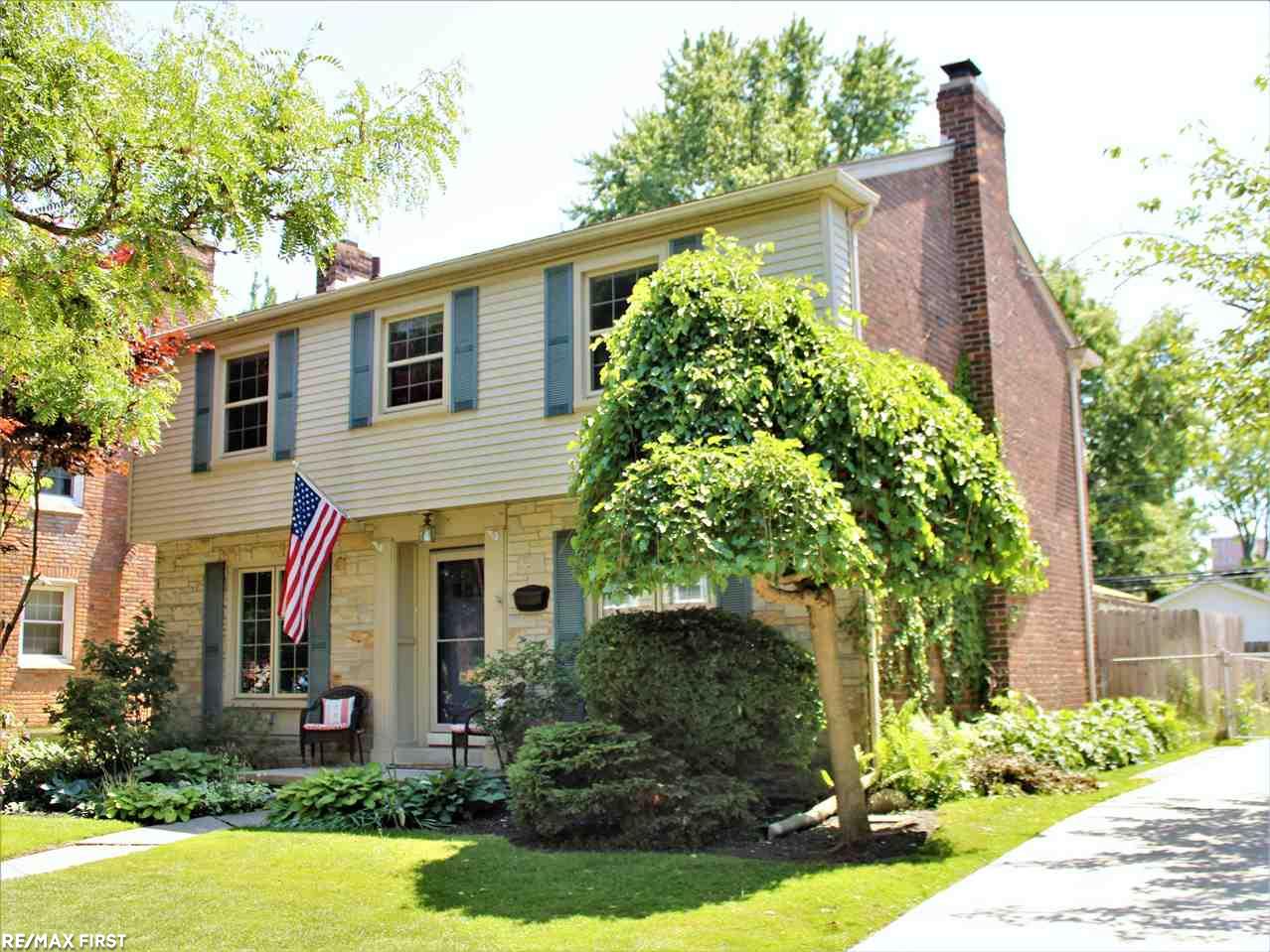 1661 Newcastle Road Grosse Pointe Woods, MI 48236 - Photo 2 of 35
