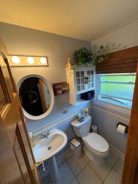 1201 East Street Crete, IL 60417 - Photo 25 of 45 a bathroom with a toilet a sink and mirror
