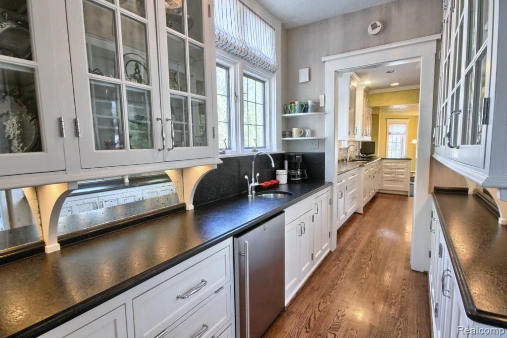 333 Washington Road Grosse Pointe, MI 48230 - Photo 14 of 34 Kitchen 3rd View.jpg