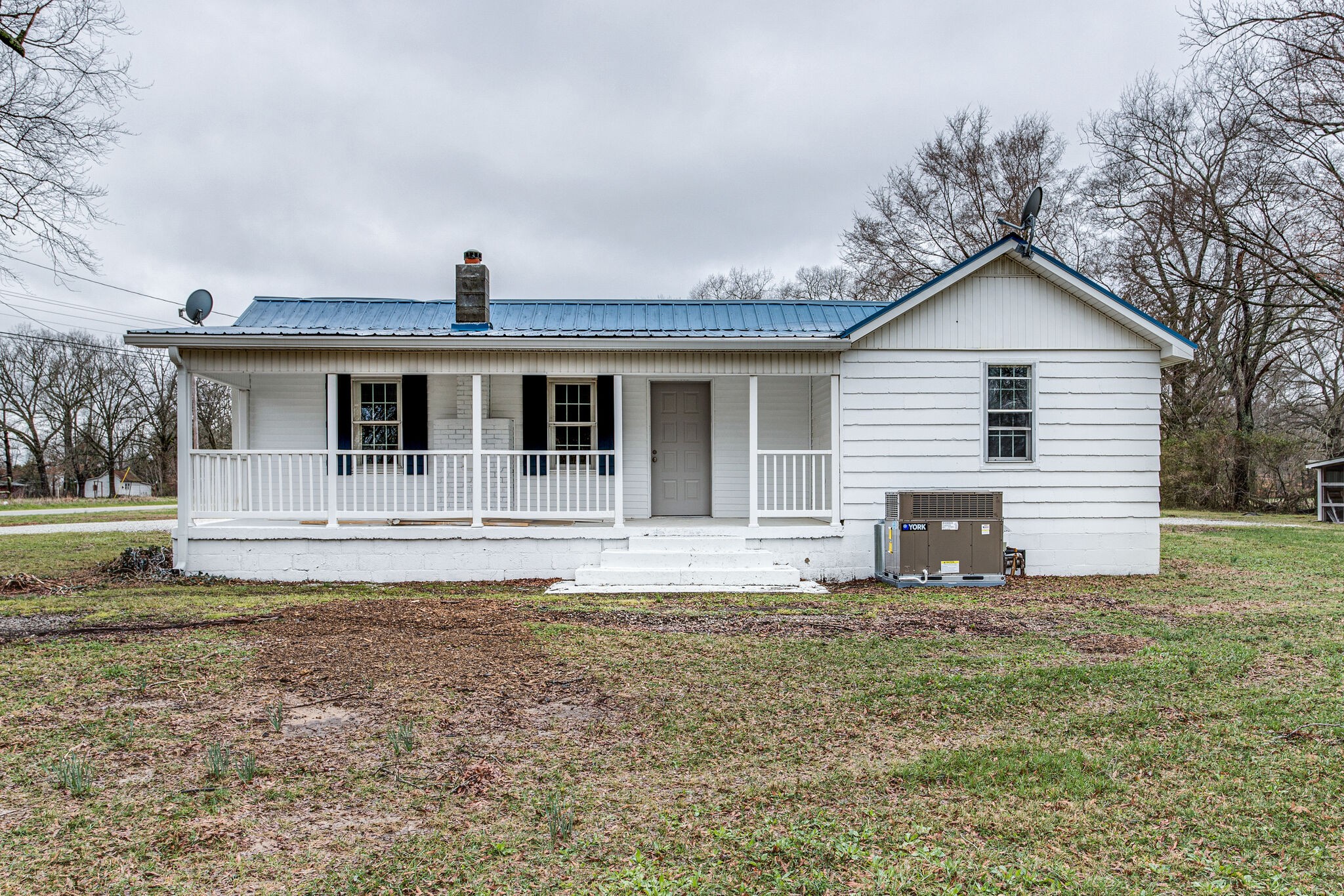 1466 Bible Crossing Road Winchester, TN 37398 - Photo 3 of 31 a front view of a house with garden