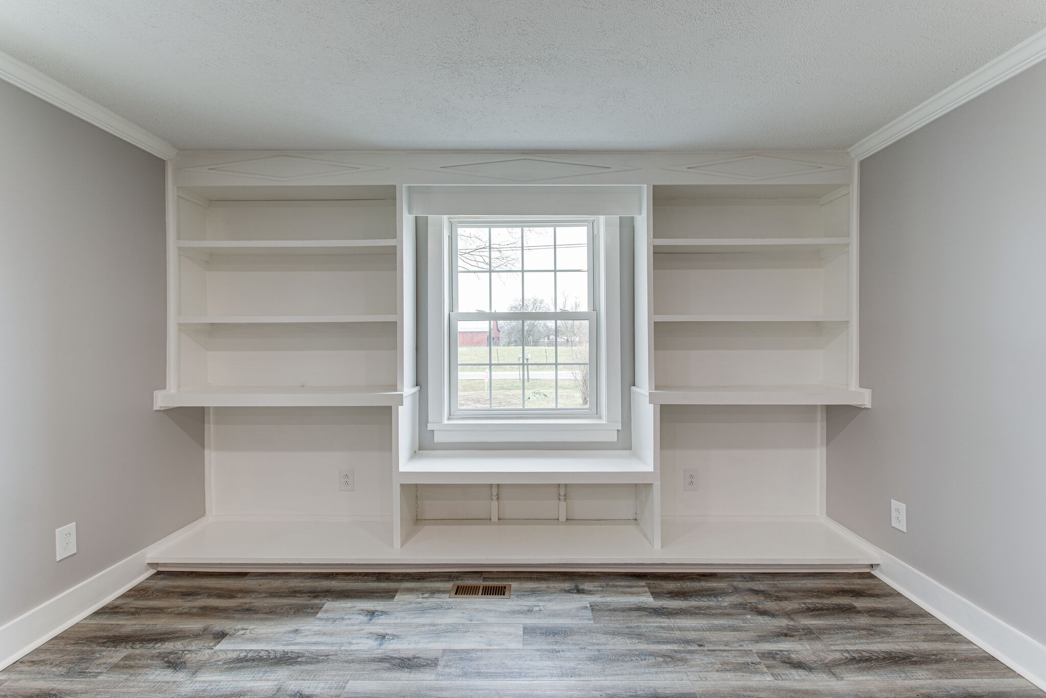 1466 Bible Crossing Road Winchester, TN 37398 - Photo 9 of 31 a view of a room with cabinets and a window