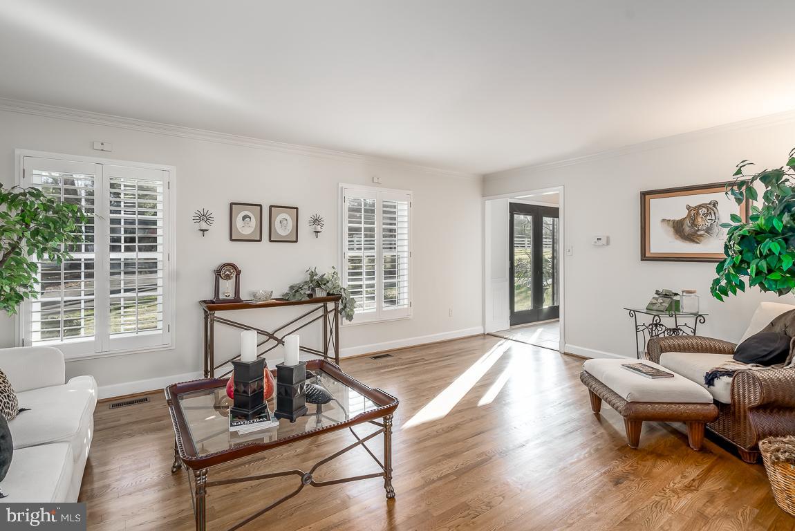 14621 Springfield Road Darnestown, MD 20874 - Photo 13 of 67 Living Room