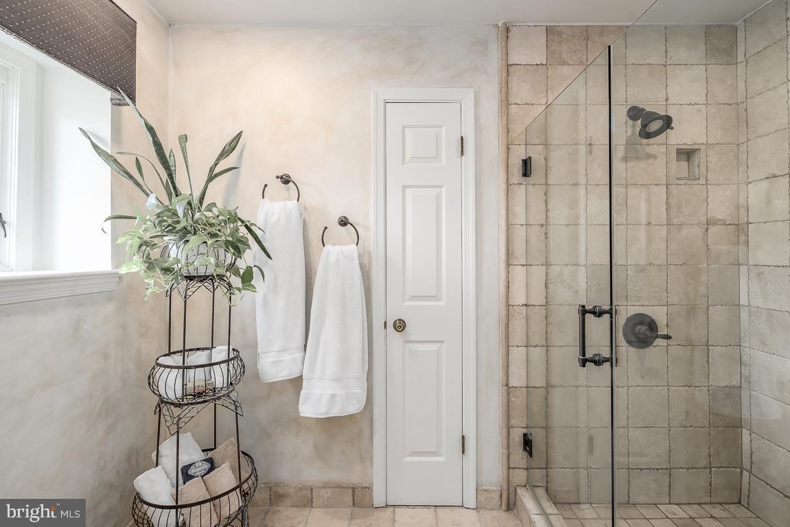 14621 Springfield Road Darnestown, MD 20874 - Photo 23 of 67 Owners' Suite Bathroom