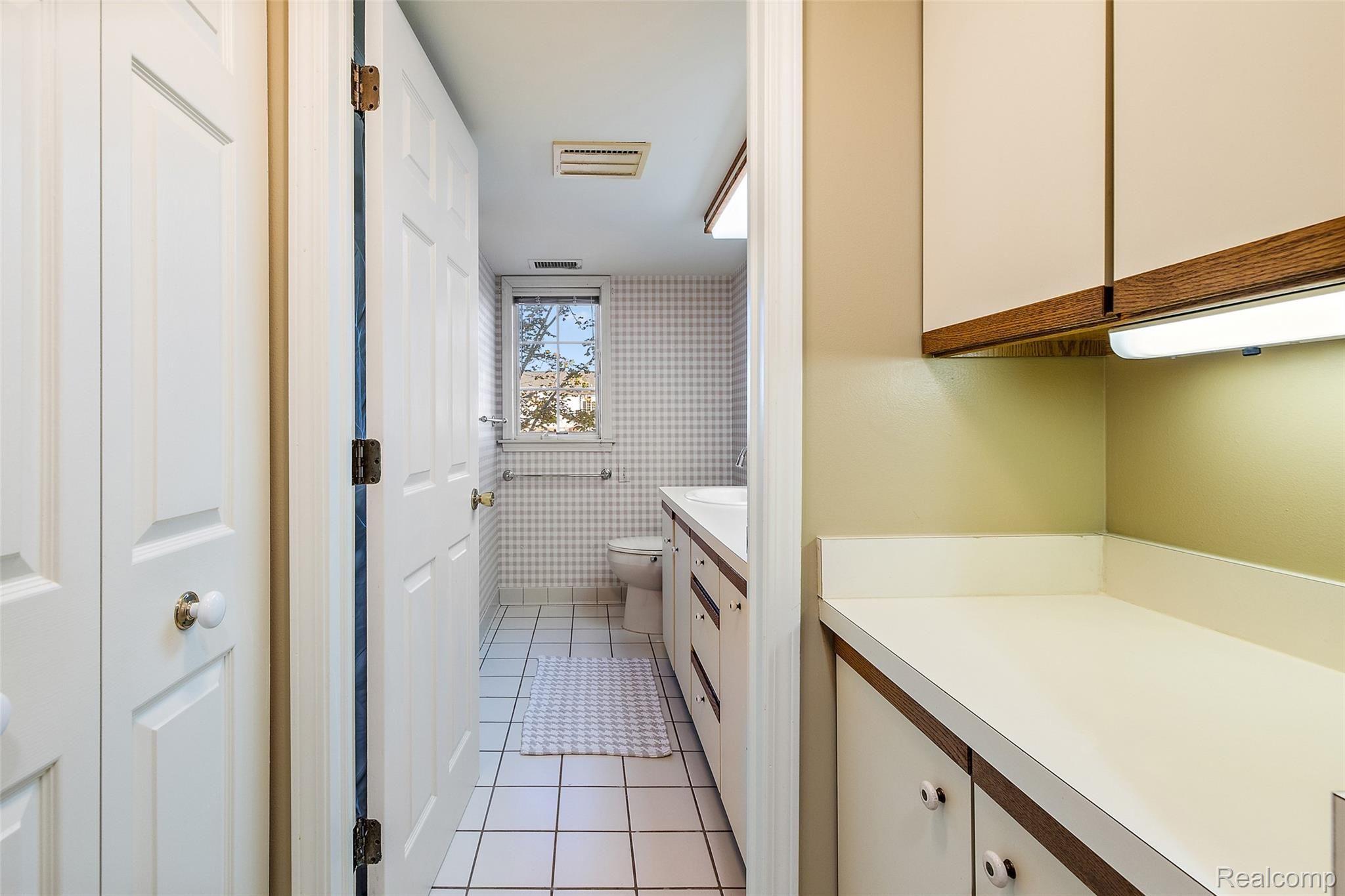 416 North Helen Avenue, Unit 3 Rochester, MI 48307 - Photo 16 of 23 416 N Helen-15.jpg