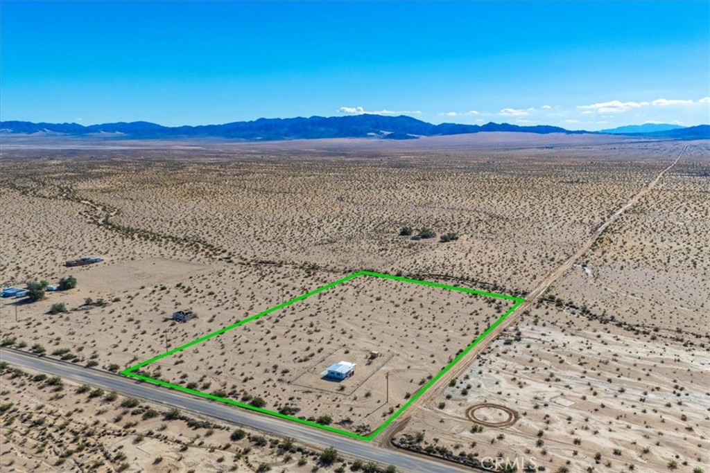86515 Amboy Road Twentynine Palms, CA 92277 - Photo 28 of 34 a view of a yard with wooden fence
