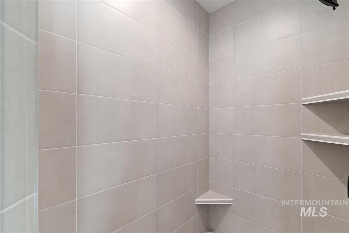 2147 East Blakehurst Avenue Kuna, ID 83634 - Photo 25 of 43 Bathroom featuring tiled shower