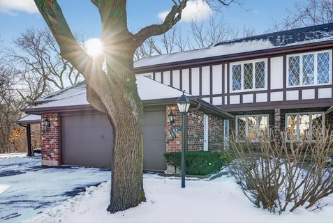 $300,000 | 547 Woodmar Drive, Crystal Lake, IL 60014