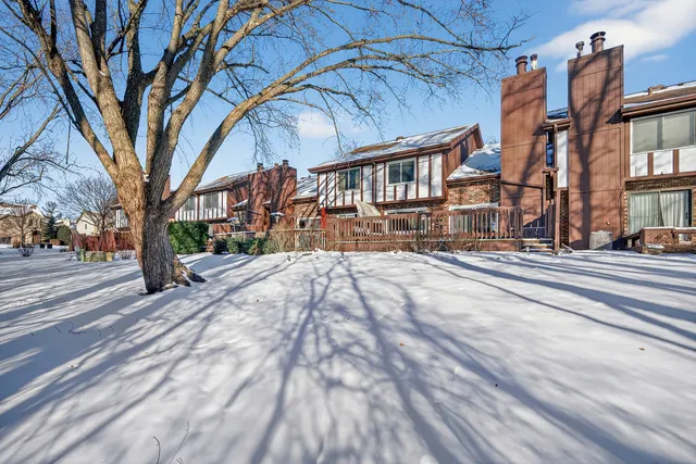 $300,000 | 547 Woodmar Drive, Crystal Lake, IL 60014