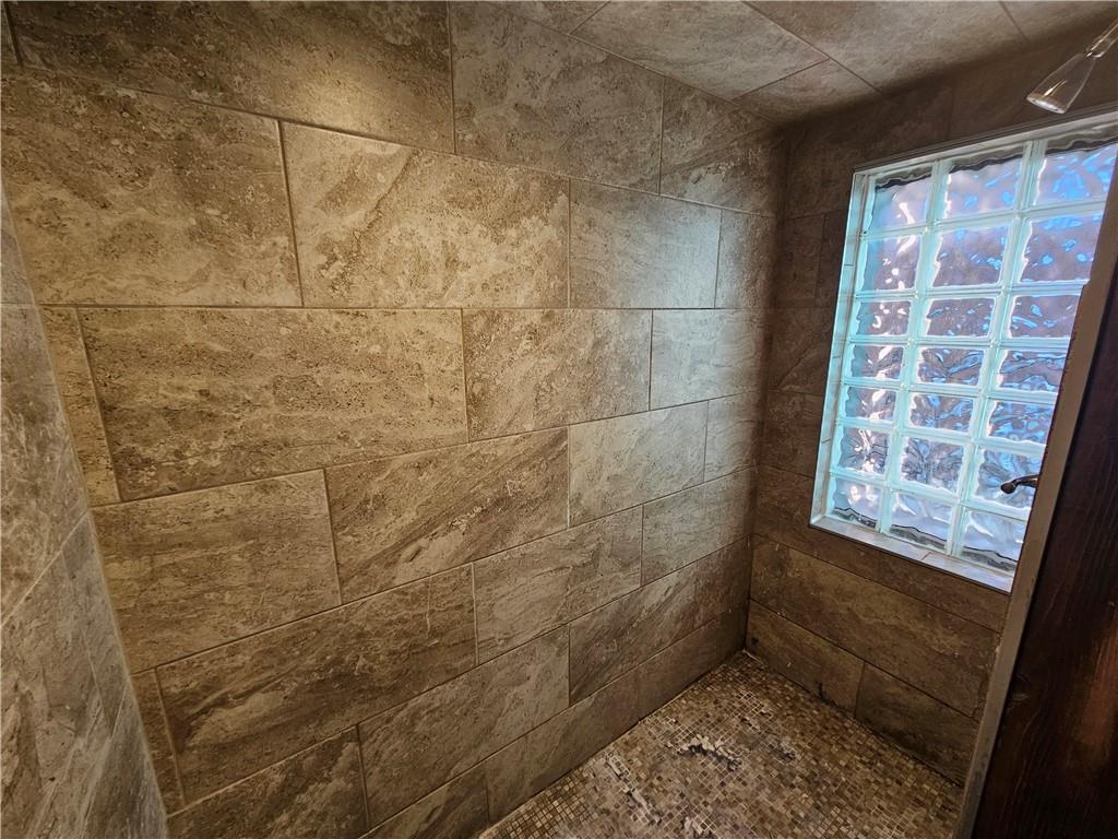 607 Middle Street Pittsburgh, PA 15212 - Photo 32 of 47 Shower