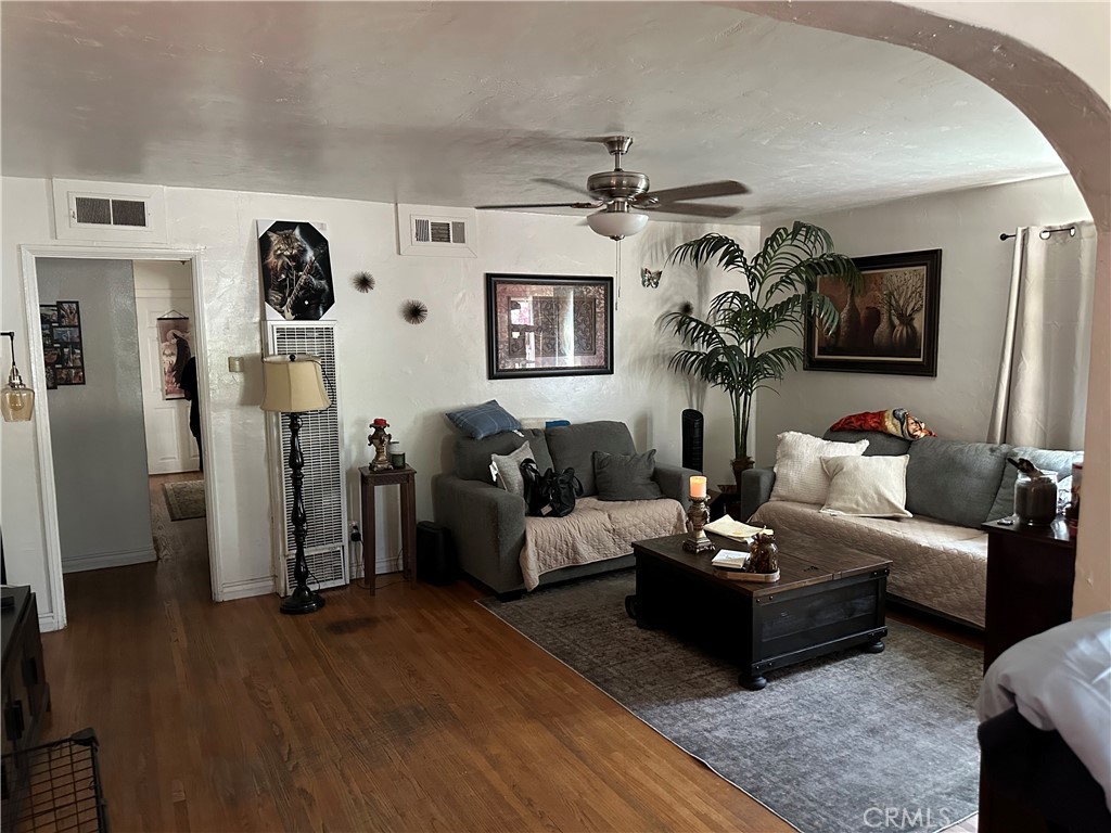 3432 Russell Street Riverside, CA 92501 - Photo 6 of 20 Living room