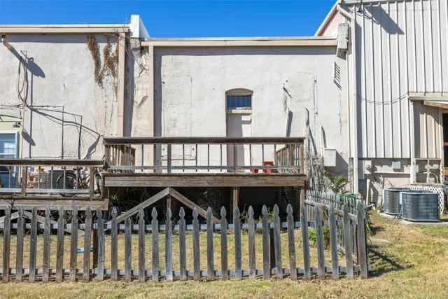 a view of a brick buildings with entryway of the house