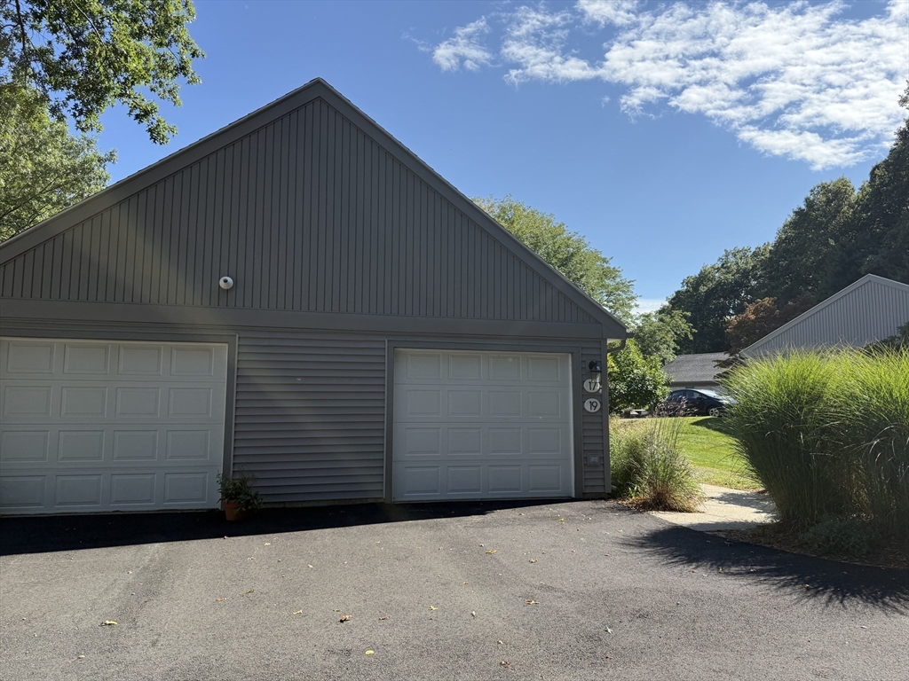 19 McIntosh Drive, Unit 19 Amherst, MA 01002 - Photo 3 of 33