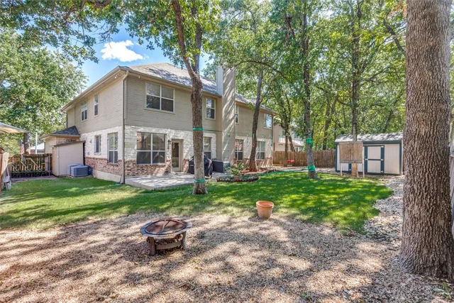 a view of a house with backyard and garden