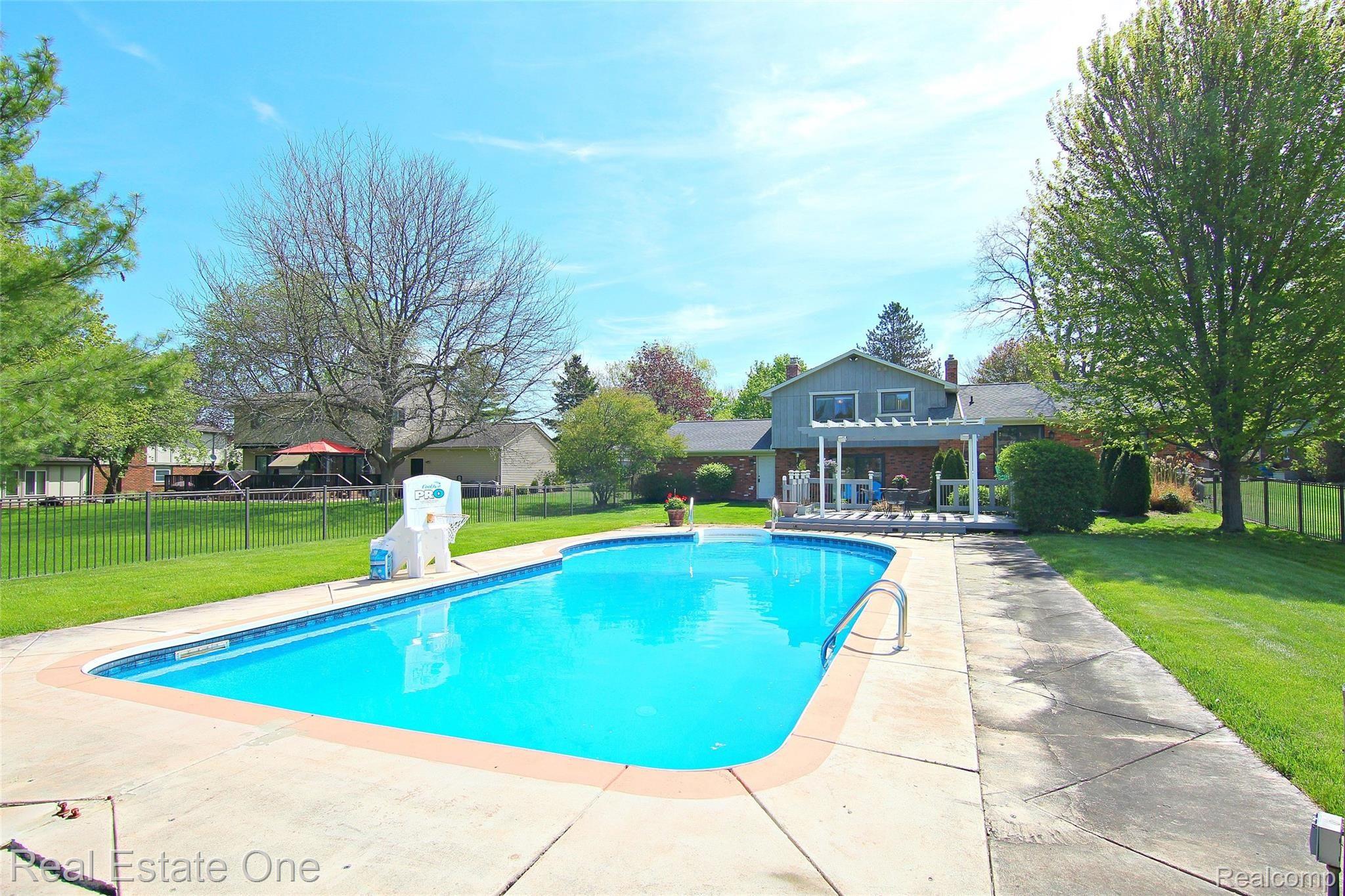 5305 Inverrary Lane Commerce Township, MI 48382 - Photo 25 of 27 Inverrary Ln Pool