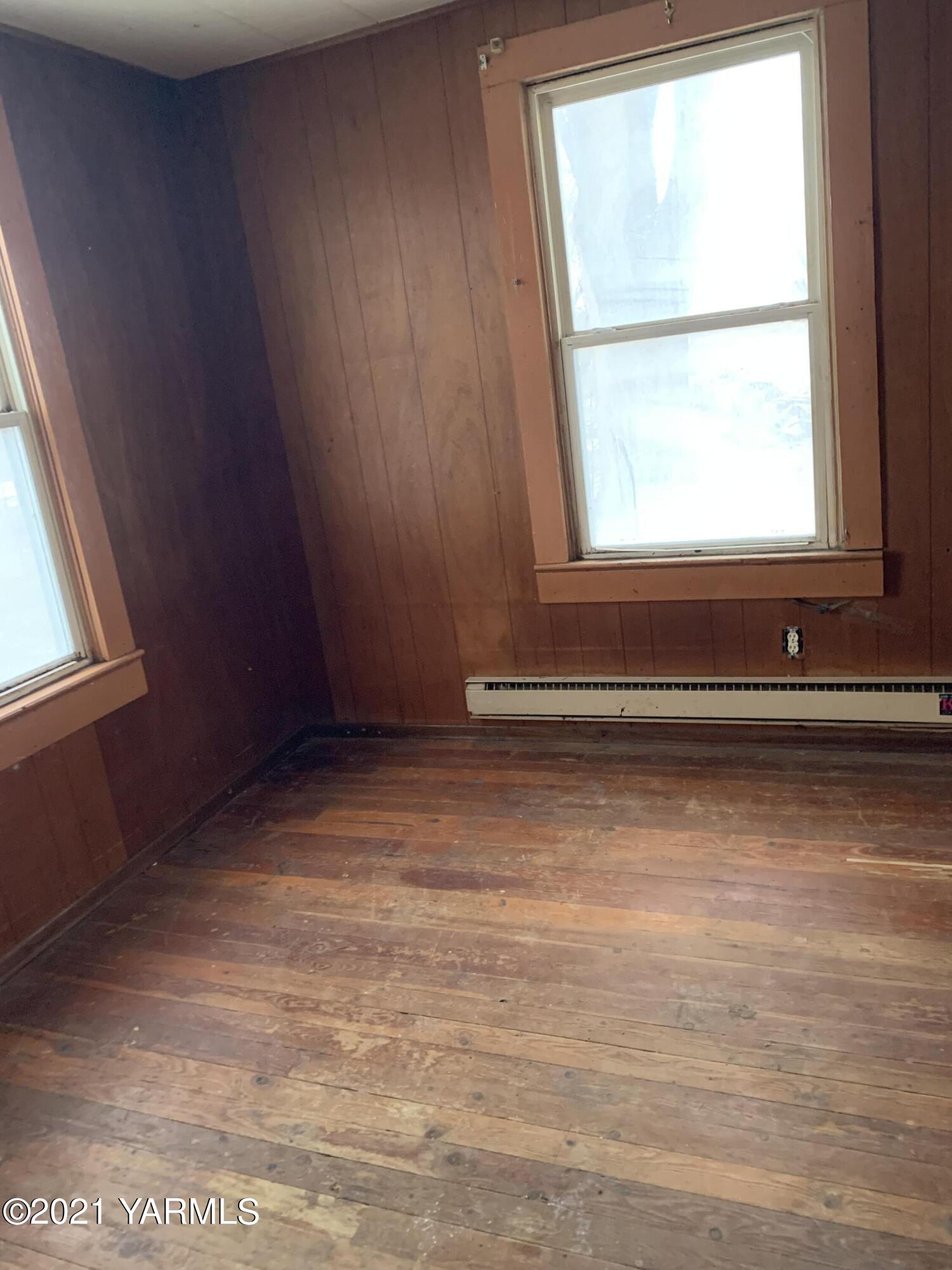168501 West Byron Road Prosser, WA 99350 - Photo 3 of 9 a view of room with window