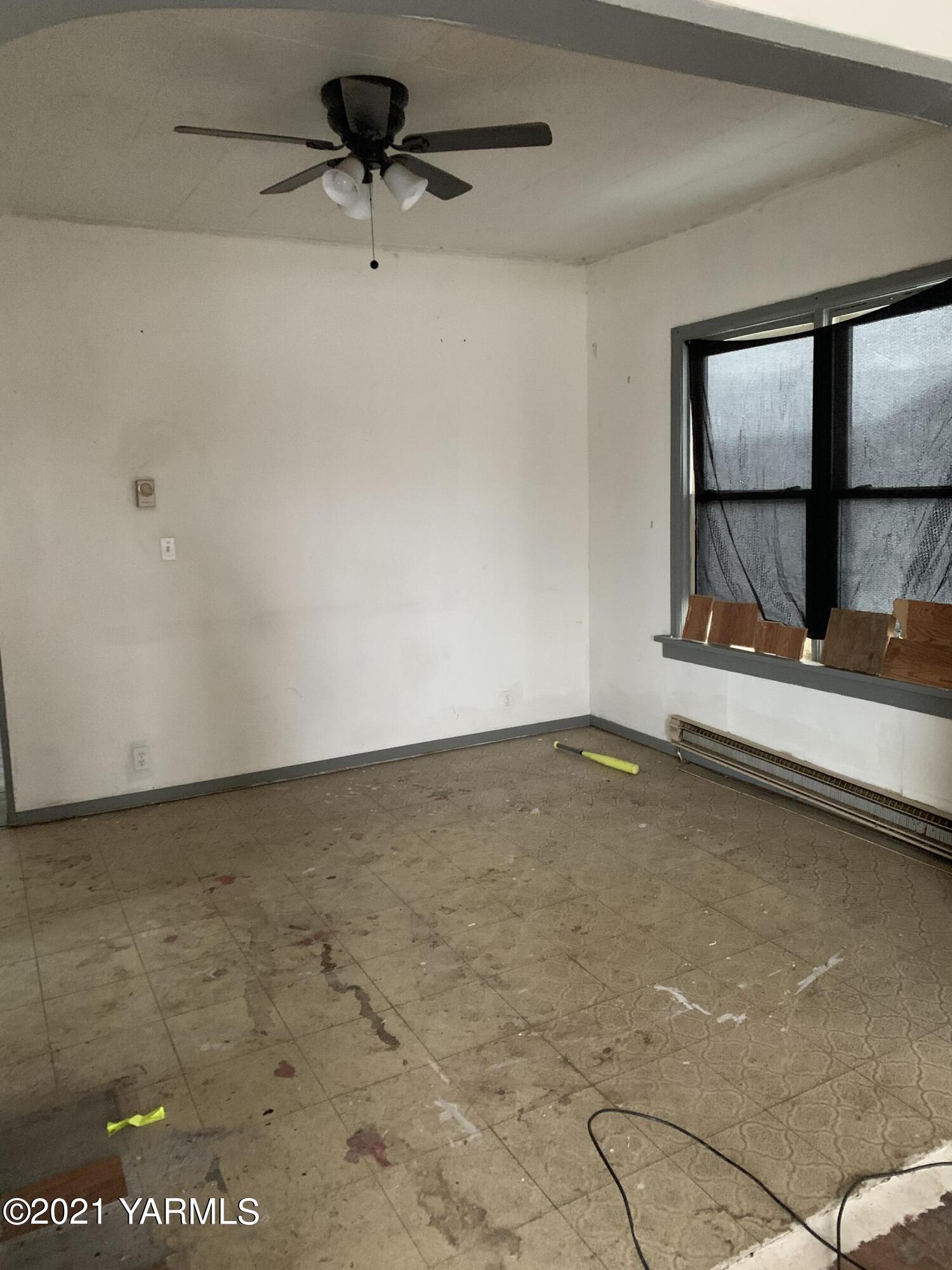 168501 West Byron Road Prosser, WA 99350 - Photo 4 of 9 a view of an empty room