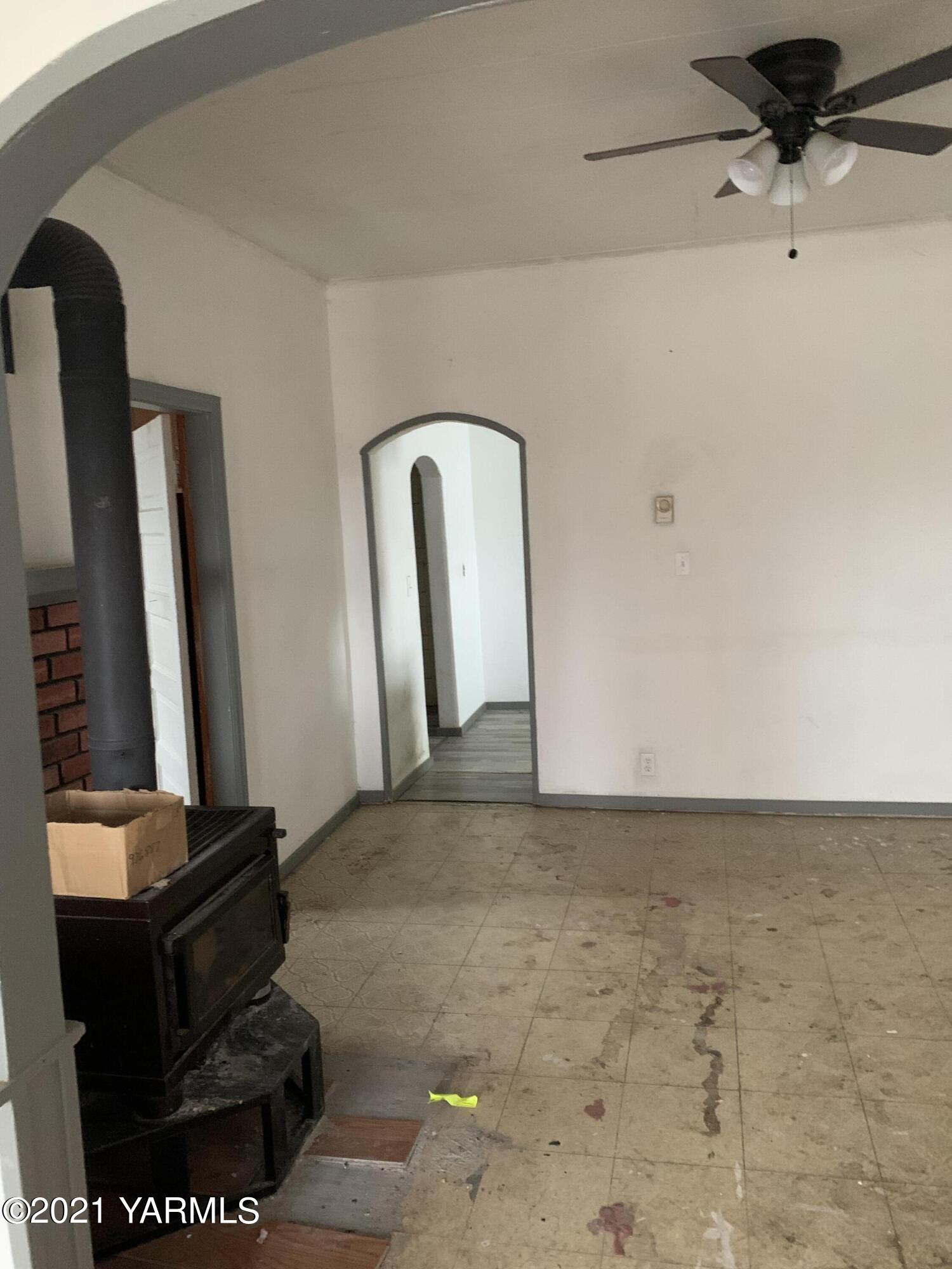 168501 West Byron Road Prosser, WA 99350 - Photo 5 of 9 a view of an empty room with windows