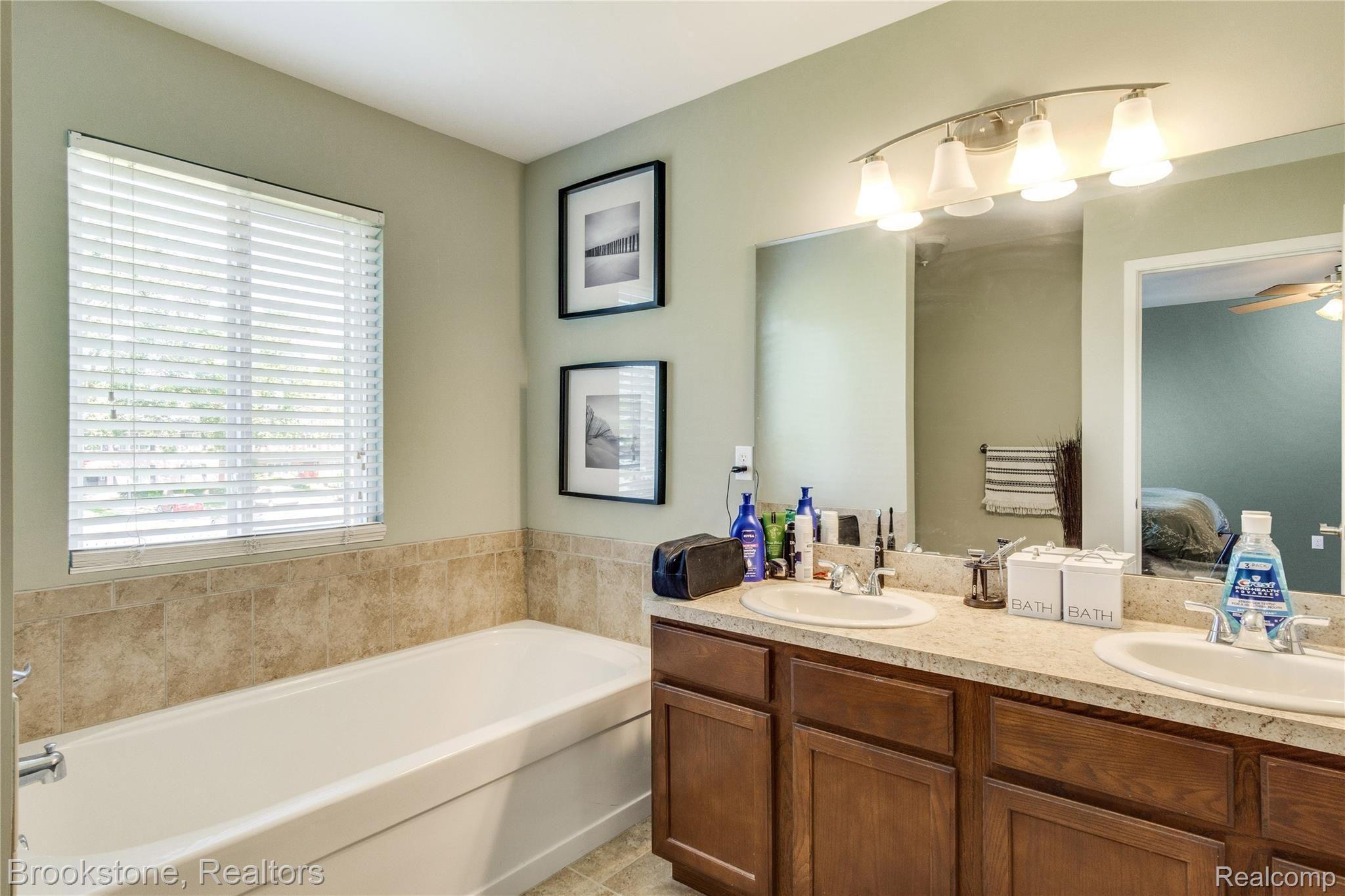 31297 Maple Ridge Lane Madison Heights, MI 48071 - Photo 26 of 32 Interiors (22 of 33).jpg