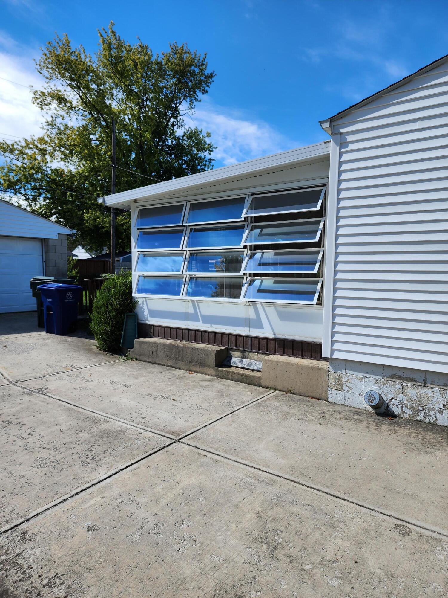 3977 Lynward Road Columbus, OH 43228 - Photo 6 of 50 20220923_125328