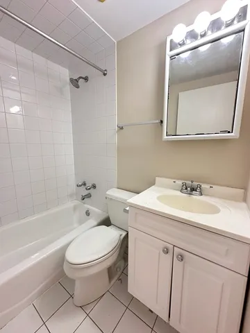 $2,800 | 435 West Oakdale Avenue, Unit 2E, Chicago, IL 60657
