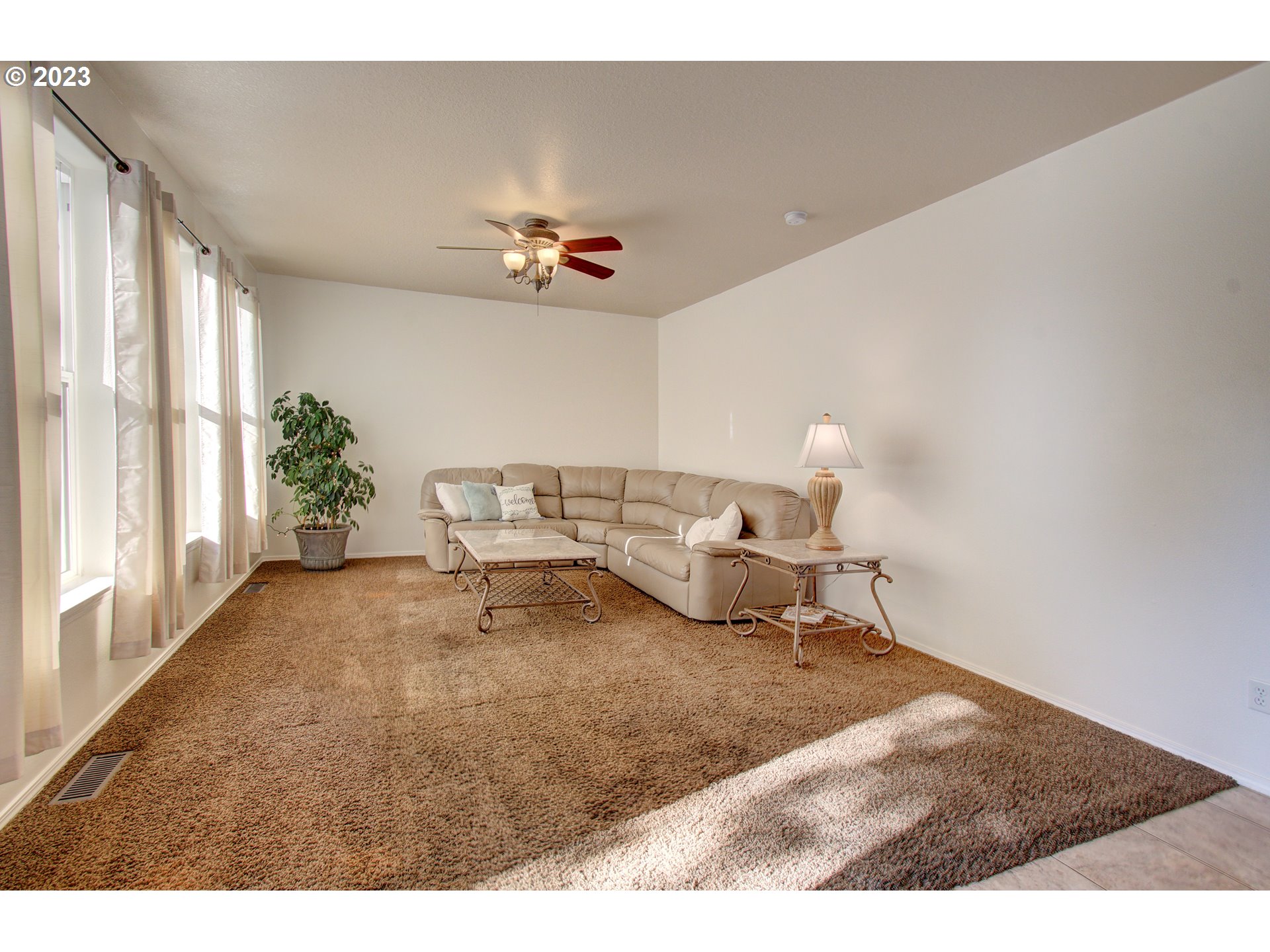 4762 Southeast 20th Terrace Gresham, OR 97080 - Photo 11 of 34 a living room with furniture