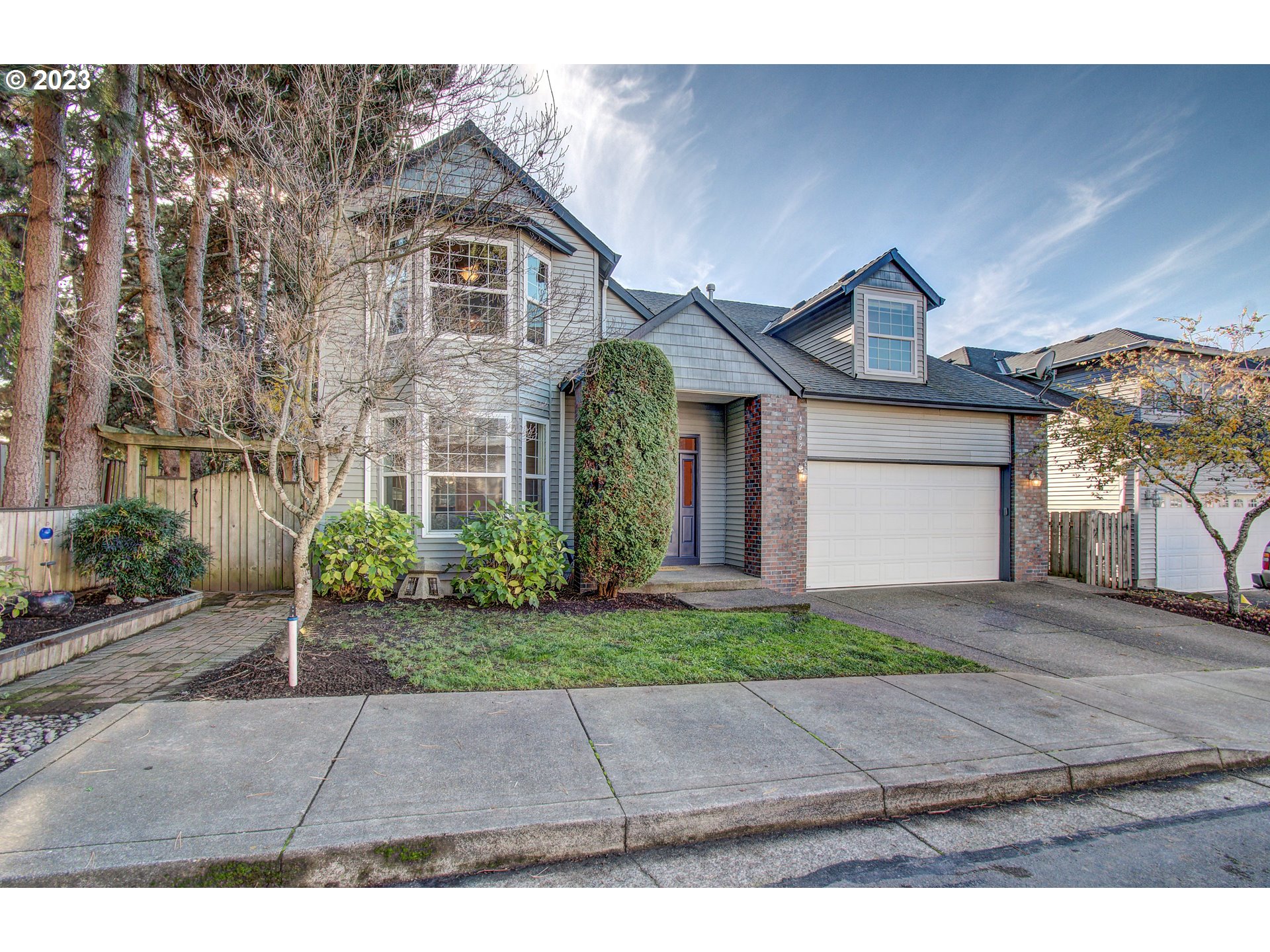 4762 Southeast 20th Terrace Gresham, OR 97080 - Photo 2 of 34 a front view of a house with a yard and a garage