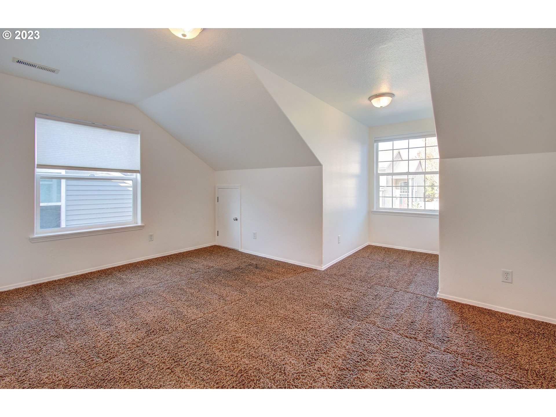 4762 Southeast 20th Terrace Gresham, OR 97080 - Photo 26 of 34 a view of empty room with windows