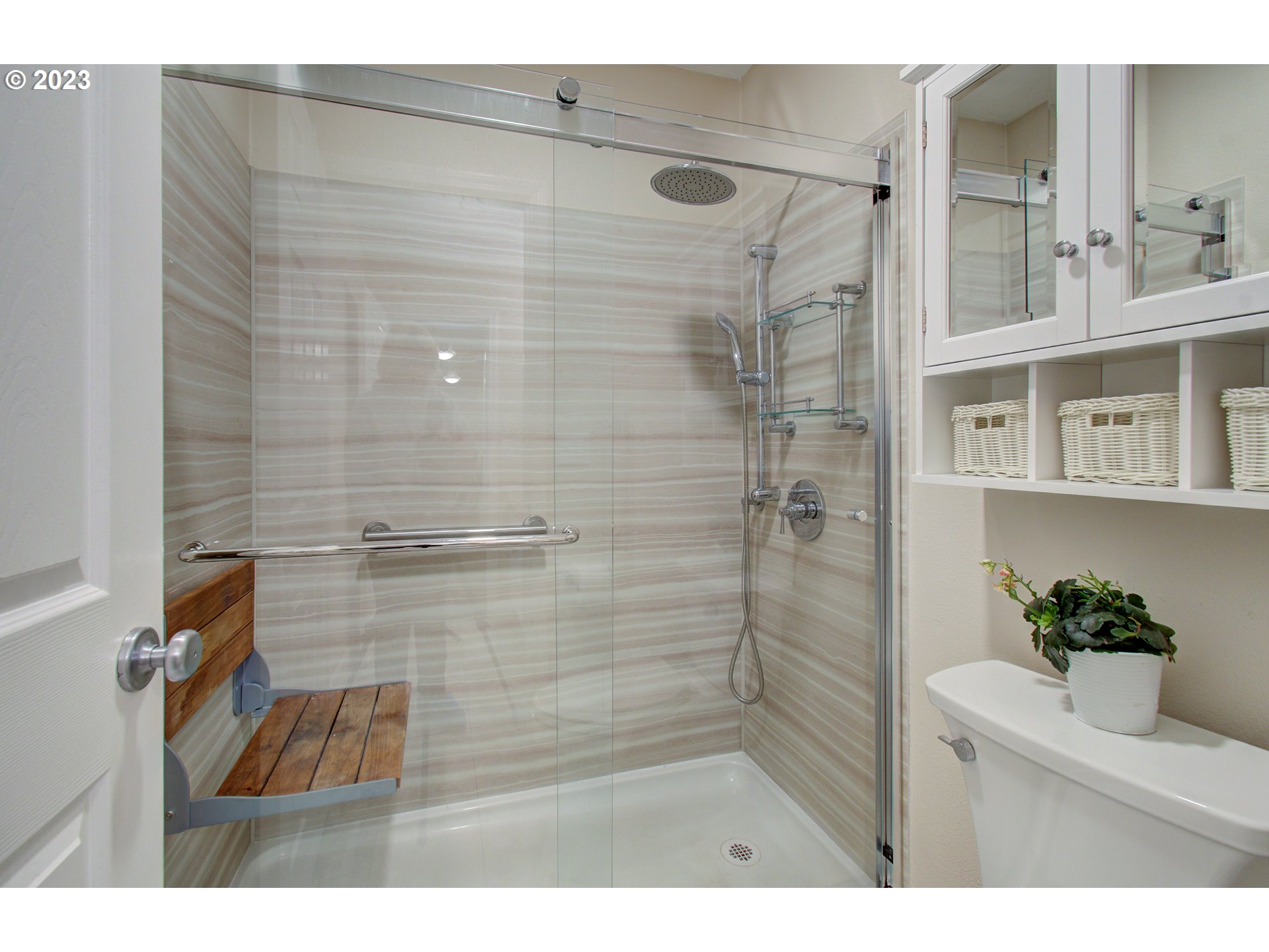 4762 Southeast 20th Terrace Gresham, OR 97080 - Photo 29 of 34 a bathroom with a shower