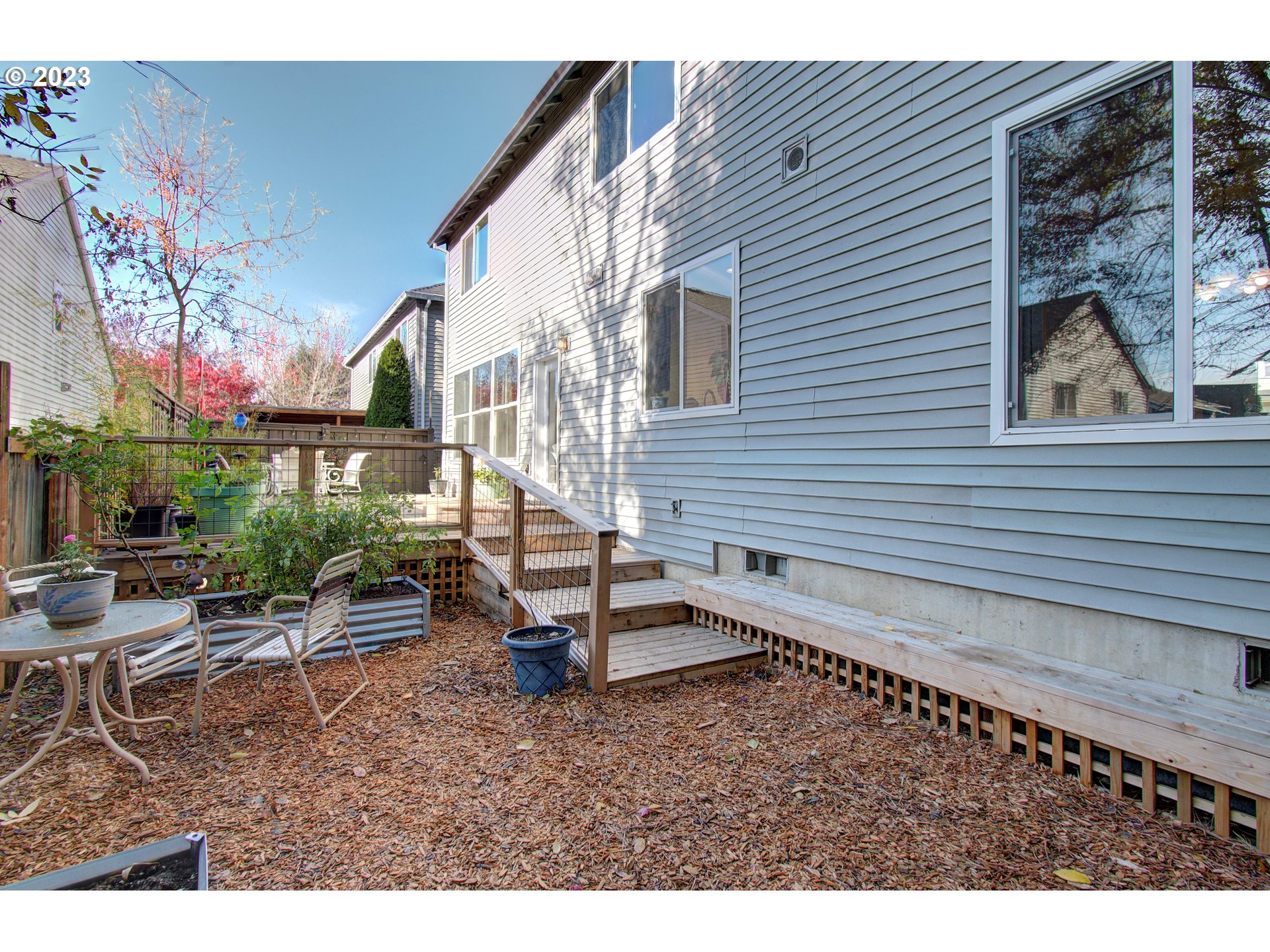 4762 Southeast 20th Terrace Gresham, OR 97080 - Photo 33 of 34 a backyard of a house with table and chairs