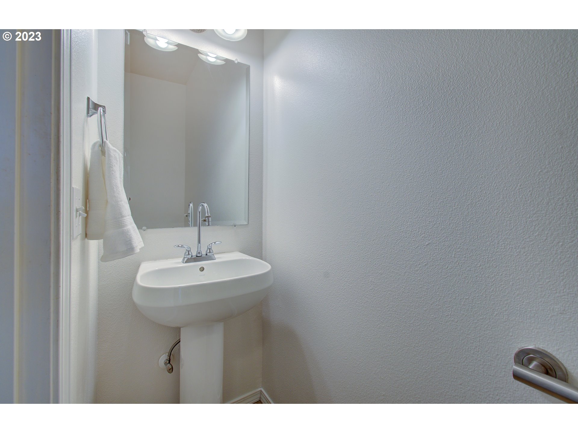 4762 Southeast 20th Terrace Gresham, OR 97080 - Photo 5 of 34 a bathroom with a sink and a mirror