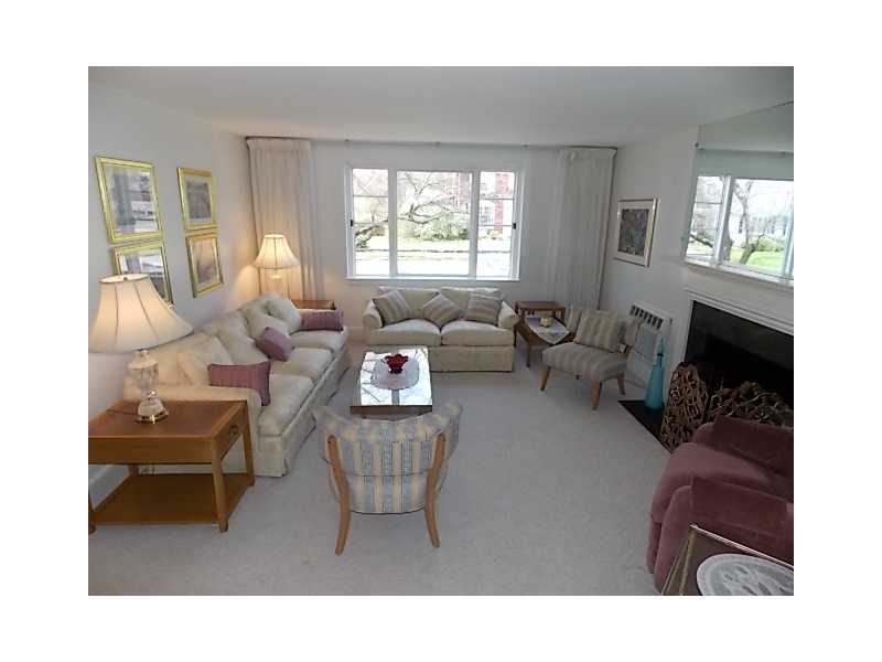 16 Katama Road Pawtucket, RI 02861 - Photo 3 of 8 Living Room.