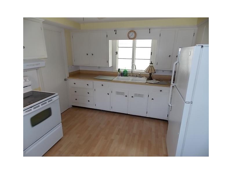 16 Katama Road Pawtucket, RI 02861 - Photo 5 of 8 Kitchen.