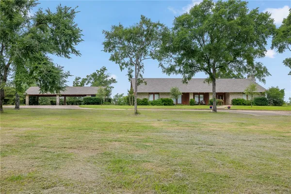 $2,300,000 | 4732 West Highway 79, Franklin, TX 77856