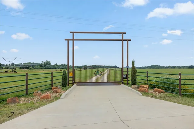 $2,300,000 | 4732 West Highway 79, Franklin, TX 77856