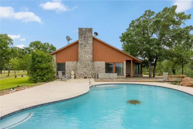 $2,300,000 | 4732 West Highway 79, Franklin, TX 77856